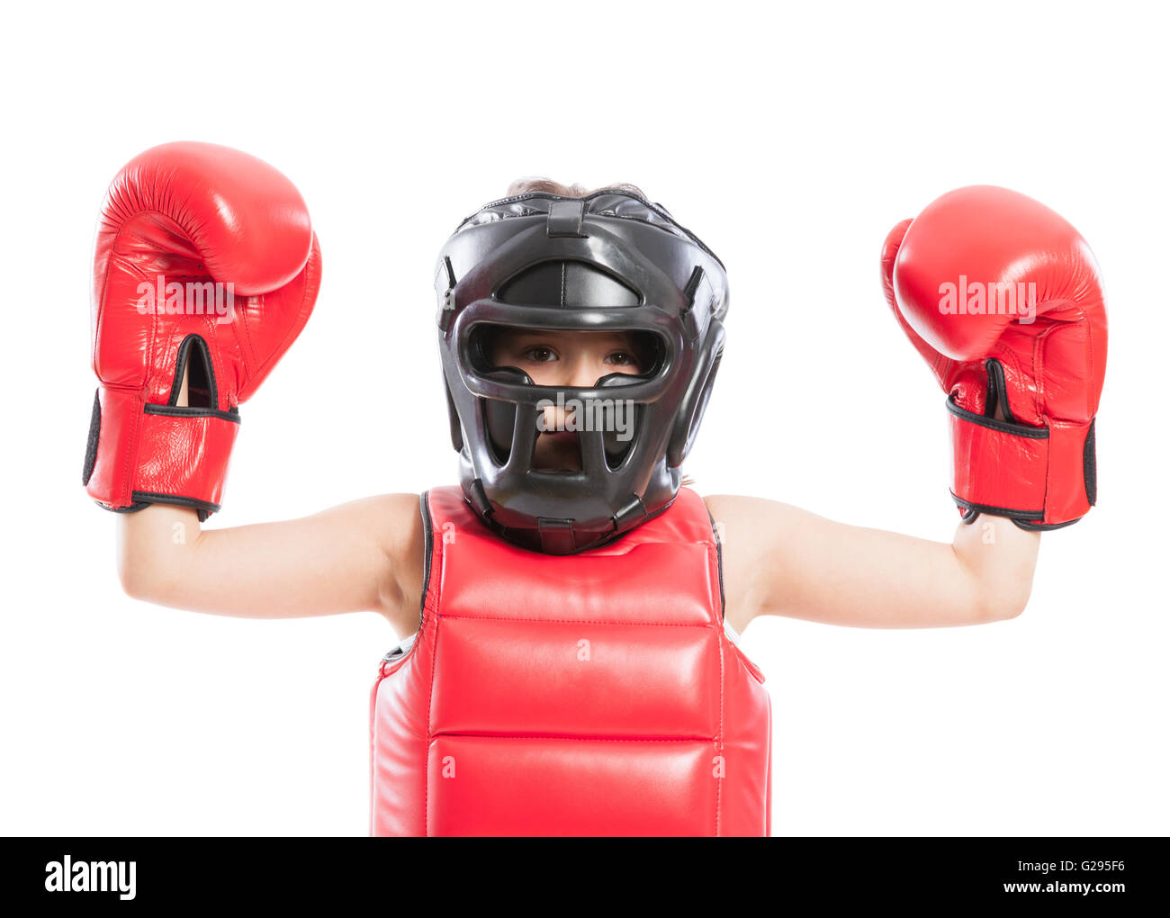 Adorable et jeune fille boxer wearing red boxing gloves and helmet Banque D'Images