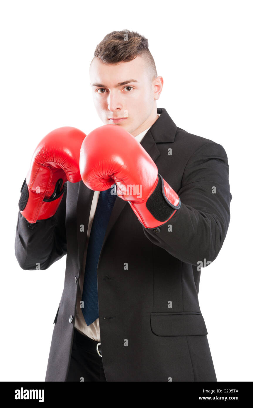 Puissant outil d'homme portant des gants de boxe rouge et noir élégant costume et cravate Banque D'Images