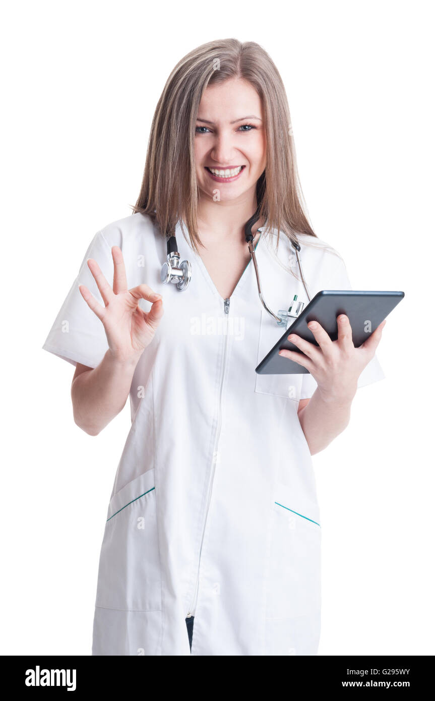 Femme médecin montrant ok, parfait ou bon signe lors de l'utilisation d'un tablet pc Banque D'Images