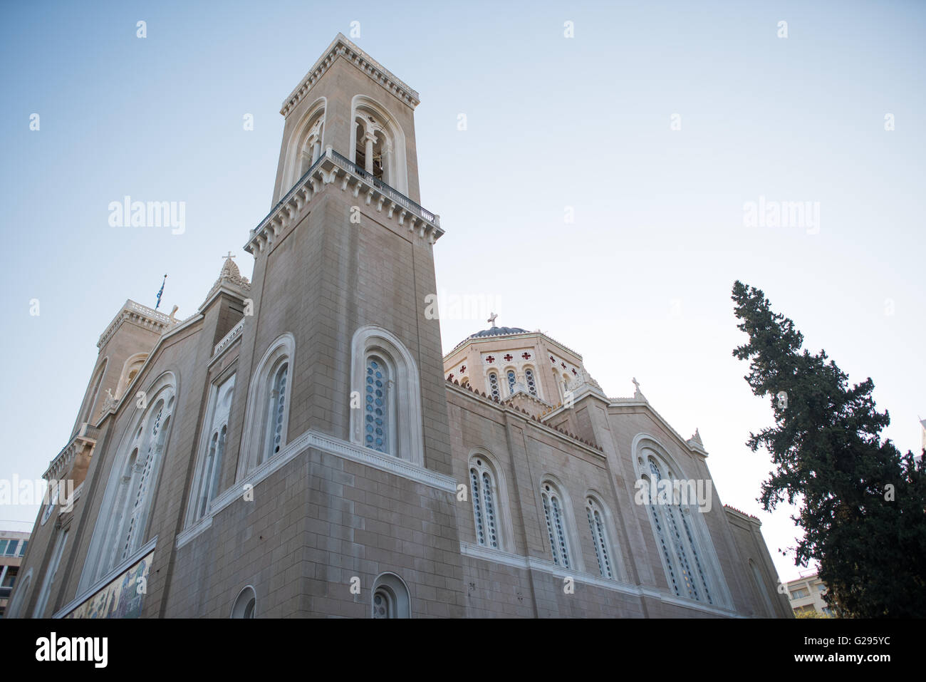 Cathédrale métropolitaine d'Athènes Athènes Grèce // ATHÈNES, Grèce — dédiée en mai 1862, la cathédrale métropolitaine d'Athènes (également connue sous le nom de cathédrale métropolitaine de l'Annonciation) est l'église cathédrale de l'archevêché d'Athènes et de toute la Grèce. Il se trouve sur une place non loin de Monastiraki et de l'ancienne Agora. Banque D'Images