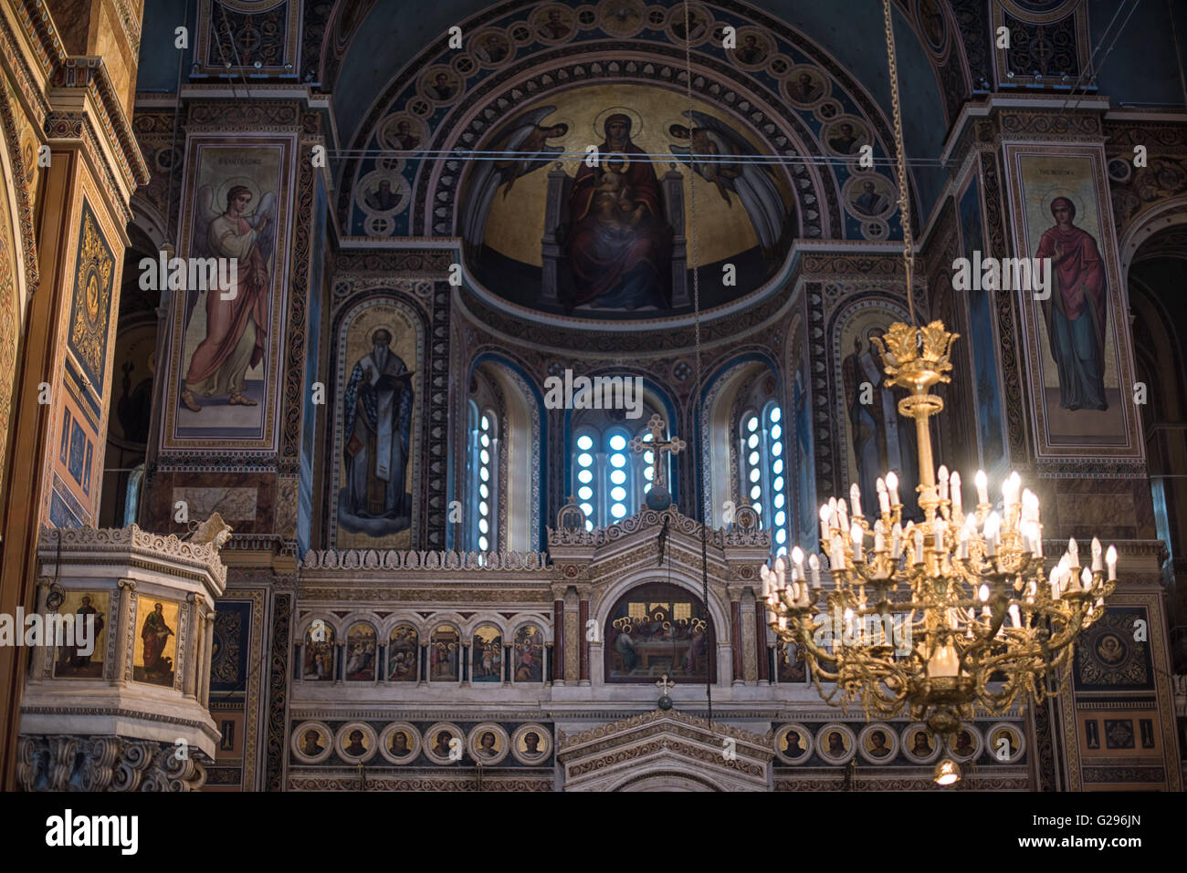 Cathédrale métropolitaine d'Athènes intérieur Athènes Grèce // ATHÈNES, Grèce — dédiée en mai 1862, la cathédrale métropolitaine d'Athènes (également connue sous le nom de cathédrale métropolitaine de l'Annonciation) est l'église cathédrale de l'archevêché d'Athènes et de toute la Grèce. Il se trouve sur une place non loin de Monastiraki et de l'ancienne Agora. Banque D'Images