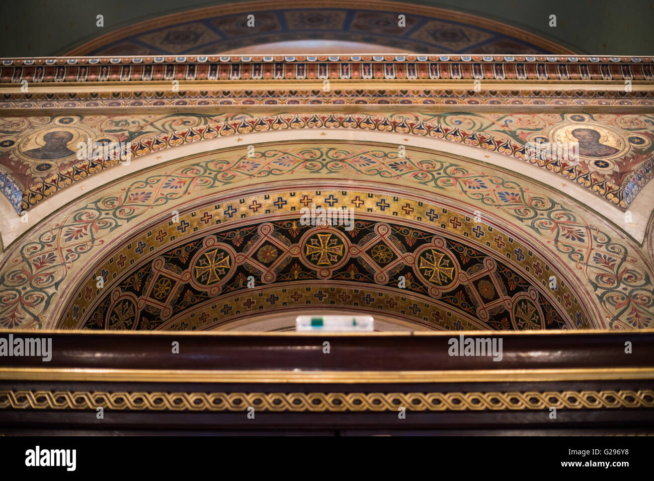 Cathédrale métropolitaine d'Athènes intérieur Athènes Grèce // ATHÈNES, Grèce — dédiée en mai 1862, la cathédrale métropolitaine d'Athènes (également connue sous le nom de cathédrale métropolitaine de l'Annonciation) est l'église cathédrale de l'archevêché d'Athènes et de toute la Grèce. Il se trouve sur une place non loin de Monastiraki et de l'ancienne Agora. Banque D'Images