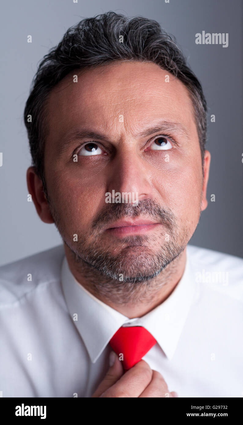 Homme politique visionnaire et cravate rouge de réglage jusqu'à Photo Stock  - Alamy