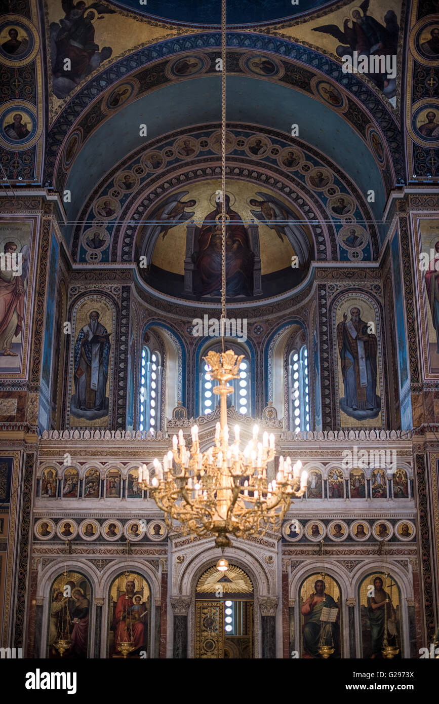 Cathédrale métropolitaine intérieur Athènes Grèce // ATHÈNES, Grèce — dédiée en mai 1862, la cathédrale métropolitaine d'Athènes (également connue sous le nom de cathédrale métropolitaine de l'Annonciation) est l'église cathédrale de l'archevêché d'Athènes et de toute la Grèce. Il se trouve sur une place non loin de Monastiraki et de l'ancienne Agora. Banque D'Images