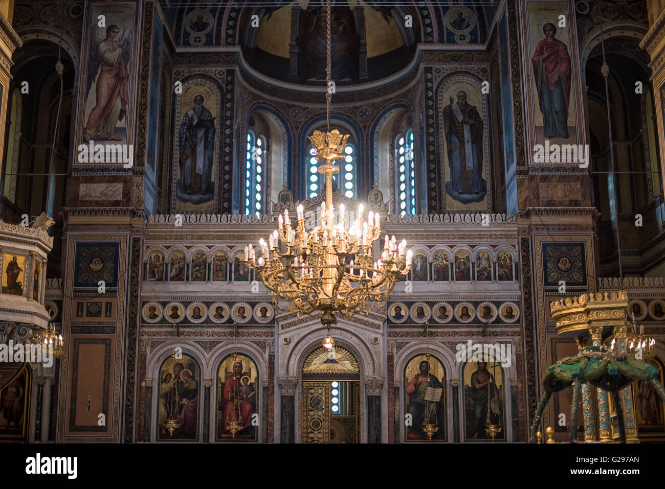 Cathédrale métropolitaine d'Athènes intérieur Athènes Grèce // ATHÈNES, Grèce — dédiée en mai 1862, la cathédrale métropolitaine d'Athènes (également connue sous le nom de cathédrale métropolitaine de l'Annonciation) est l'église cathédrale de l'archevêché d'Athènes et de toute la Grèce. Il se trouve sur une place non loin de Monastiraki et de l'ancienne Agora. Banque D'Images