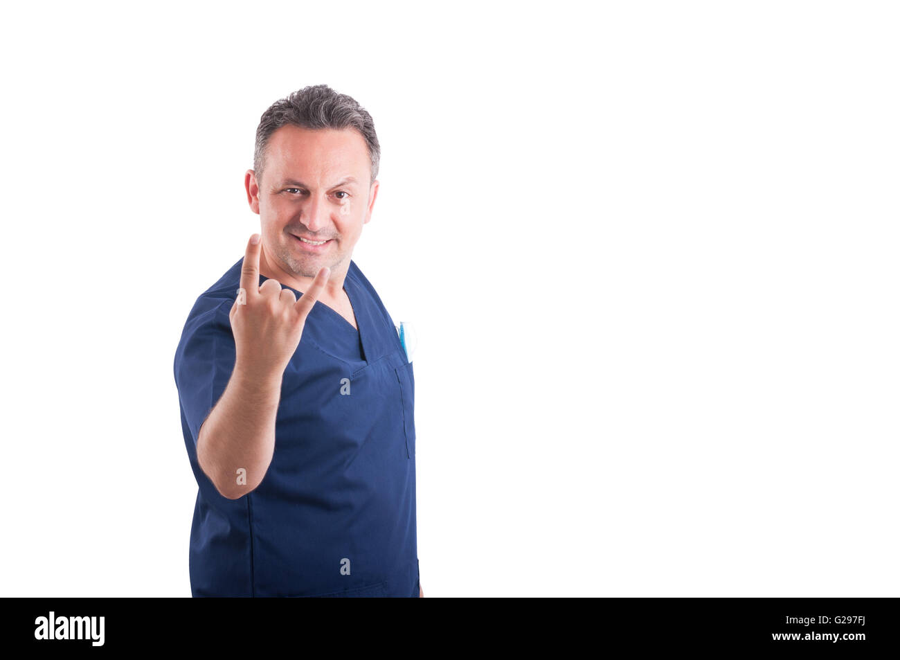 Jeune et fraîche médecin faisant rock devil horns geste ou symbole sur fond blanc Banque D'Images