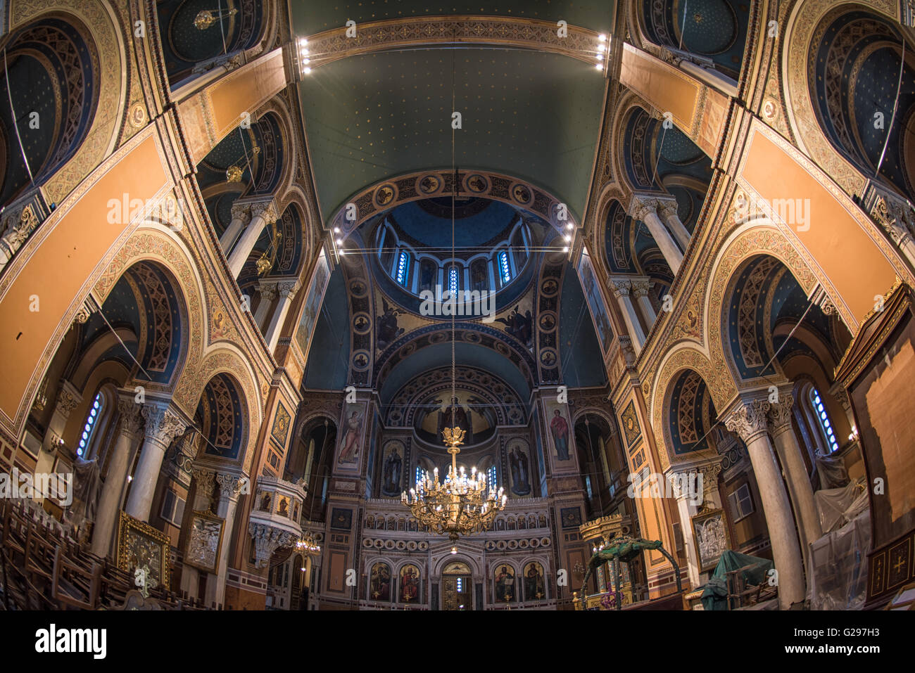 Cathédrale métropolitaine intérieur Athènes Grèce // ATHÈNES, Grèce — dédiée en mai 1862, la cathédrale métropolitaine d'Athènes (également connue sous le nom de cathédrale métropolitaine de l'Annonciation) est l'église cathédrale de l'archevêché d'Athènes et de toute la Grèce. Il se trouve sur une place non loin de Monastiraki et de l'ancienne Agora. Banque D'Images