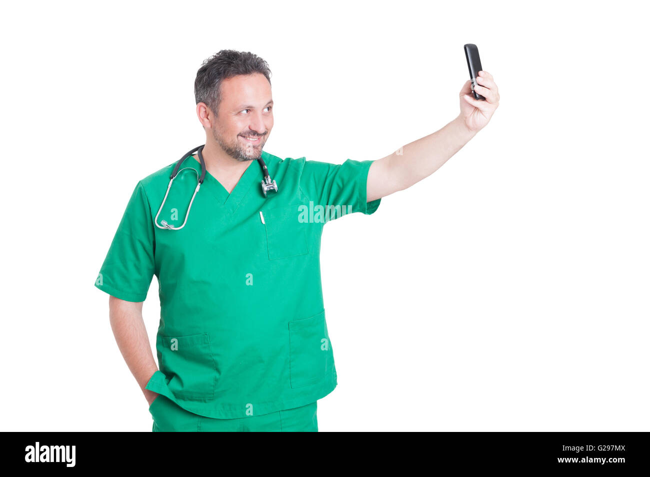 Medic de prendre un smartphone avec selfies sur fond blanc Banque D'Images