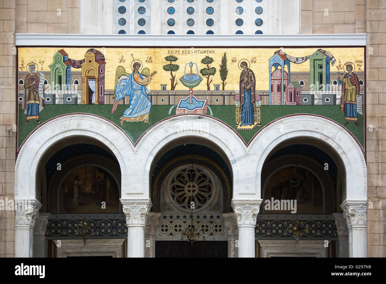 Mosaïque de la cathédrale métropolitaine Athènes Grèce // ATHÈNES, Grèce — mosaïque située au-dessus de l'entrée principale de la cathédrale métropolitaine d'Athènes. Dédiée en mai 1862, la cathédrale métropolitaine d'Athènes (également connue sous le nom de cathédrale métropolitaine de l'Annonciation) est l'église cathédrale de l'archevêché d'Athènes et de toute la Grèce. Il se trouve sur une place non loin de Monastiraki et de l'ancienne Agora. Banque D'Images
