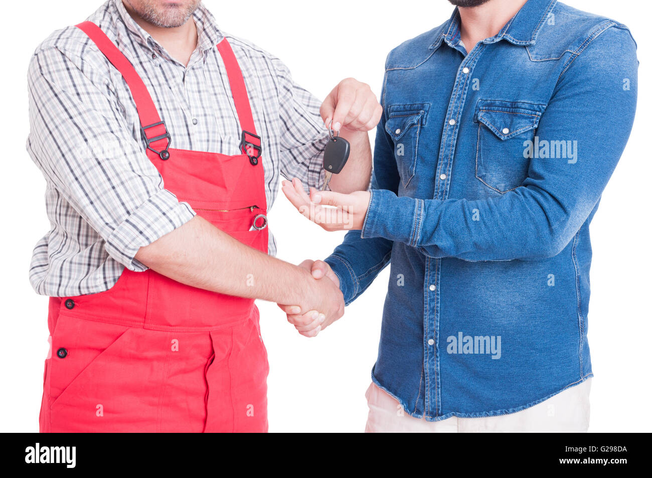 Mécanicien anonyme remise car key au client ou client isolated on white Banque D'Images