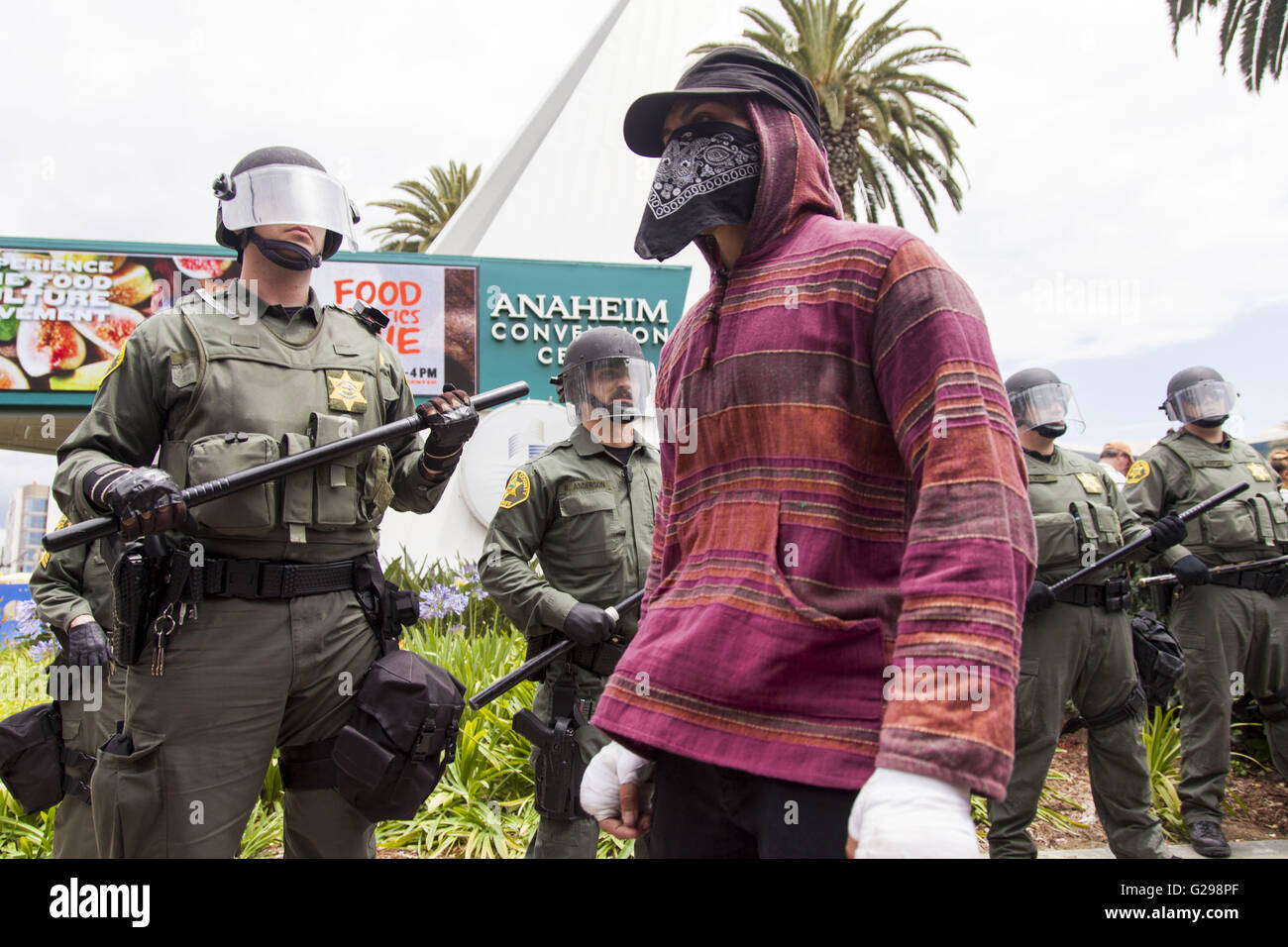 Anaheim, Californie, USA. 25 mai, 2016. Les manifestants se heurtent à la police et les officiers partisans après une manifestation tenue en 2016 candidat présidentiel républicain Donald Trump à Anaheim, en Californie. Plusieurs arrestations ont été effectuées. Credit : Mariel Calloway/ZUMA/Alamy Fil Live News Banque D'Images