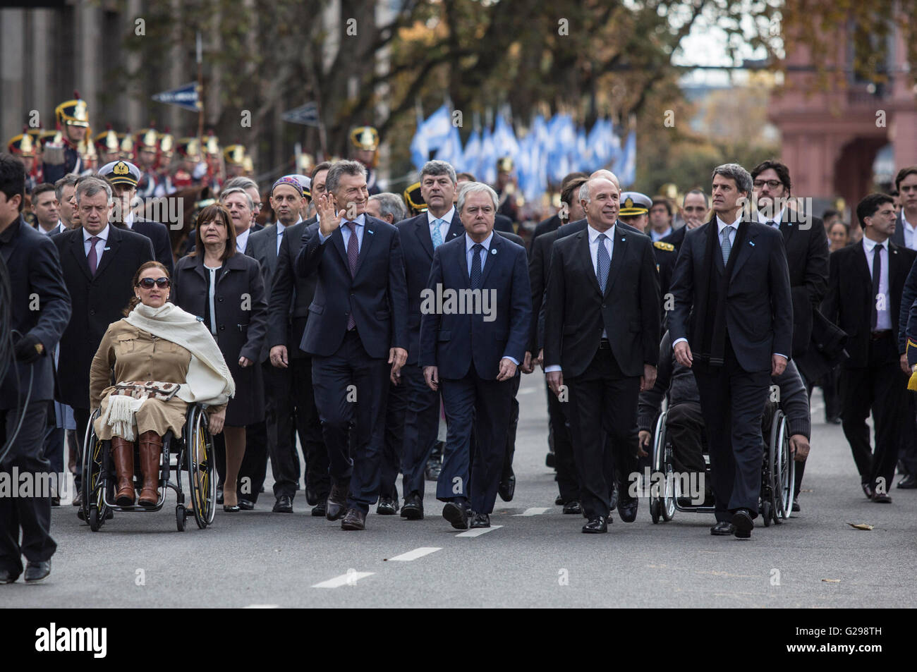 Buenos Aires, Argentine. 25 mai, 2016. Le Président de l'ARGENTINE Mauricio Macri (4e R Avant) horizons après avoir pris part à la célébration du Te Deum, le 206e anniversaire de la révolution "peut" à la place de Mai, en face de la Cathédrale Métropolitaine, à Buenos Aires, capitale de l'Argentine, le 25 mai 2016. L'Argentine a commencé la révolution "peuvent" le 25 mai 1810 et a annoncé l'indépendance en 1816. © Martin Zabala/Xinhua/Alamy Live News Banque D'Images