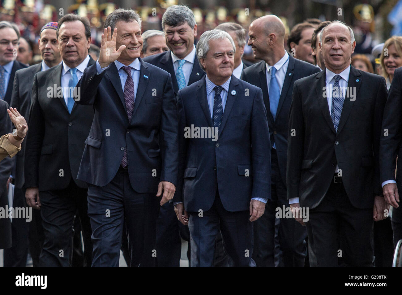 Buenos Aires, Argentine. 25 mai, 2016. Le Président de l'ARGENTINE Mauricio Macri (3e R Avant) horizons après avoir pris part à la célébration du Te Deum, le 206e anniversaire de la révolution "peut" à la place de Mai, en face de la Cathédrale Métropolitaine, à Buenos Aires, capitale de l'Argentine, le 25 mai 2016. L'Argentine a commencé la révolution "peuvent" le 25 mai 1810 et a annoncé l'indépendance en 1816. © Martin Zabala/Xinhua/Alamy Live News Banque D'Images