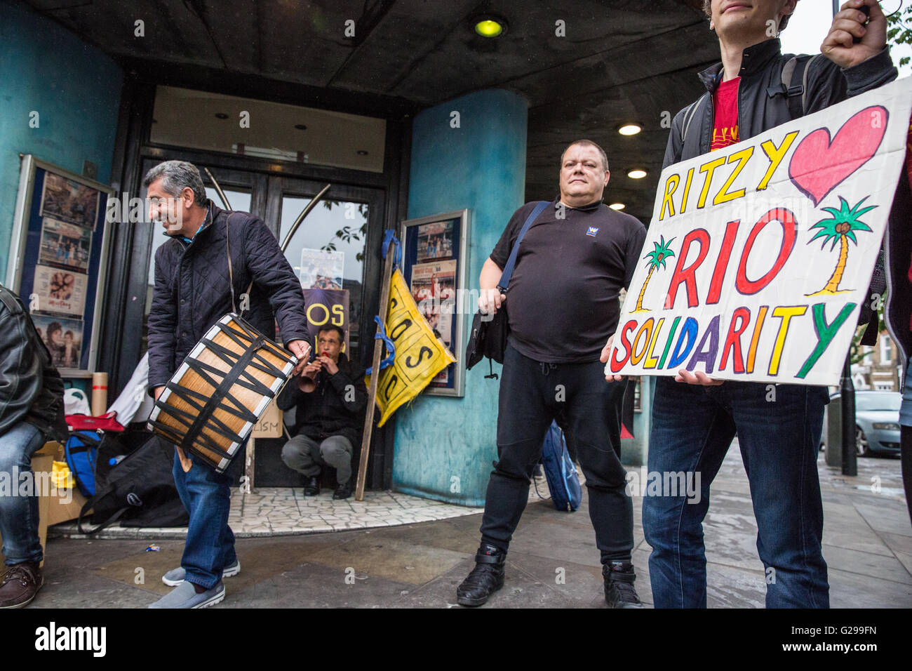 Londres, Royaume-Uni. 25 mai, 2016. Le personnel du syndicat BECTU au Rio cinéma à Dalston mener des actions en réponse à ses propriétaires, y compris les plans de restructuration des licenciements secs. Les employés de préserver la mission charitable et une forte orientation communautaire du cinéma, d'avoir la mise au rebut des licenciements et d'assurer que les moins bien payés et recevoir au moins le salaire de subsistance de Londres. Credit : Mark Kerrison/Alamy Live News Banque D'Images