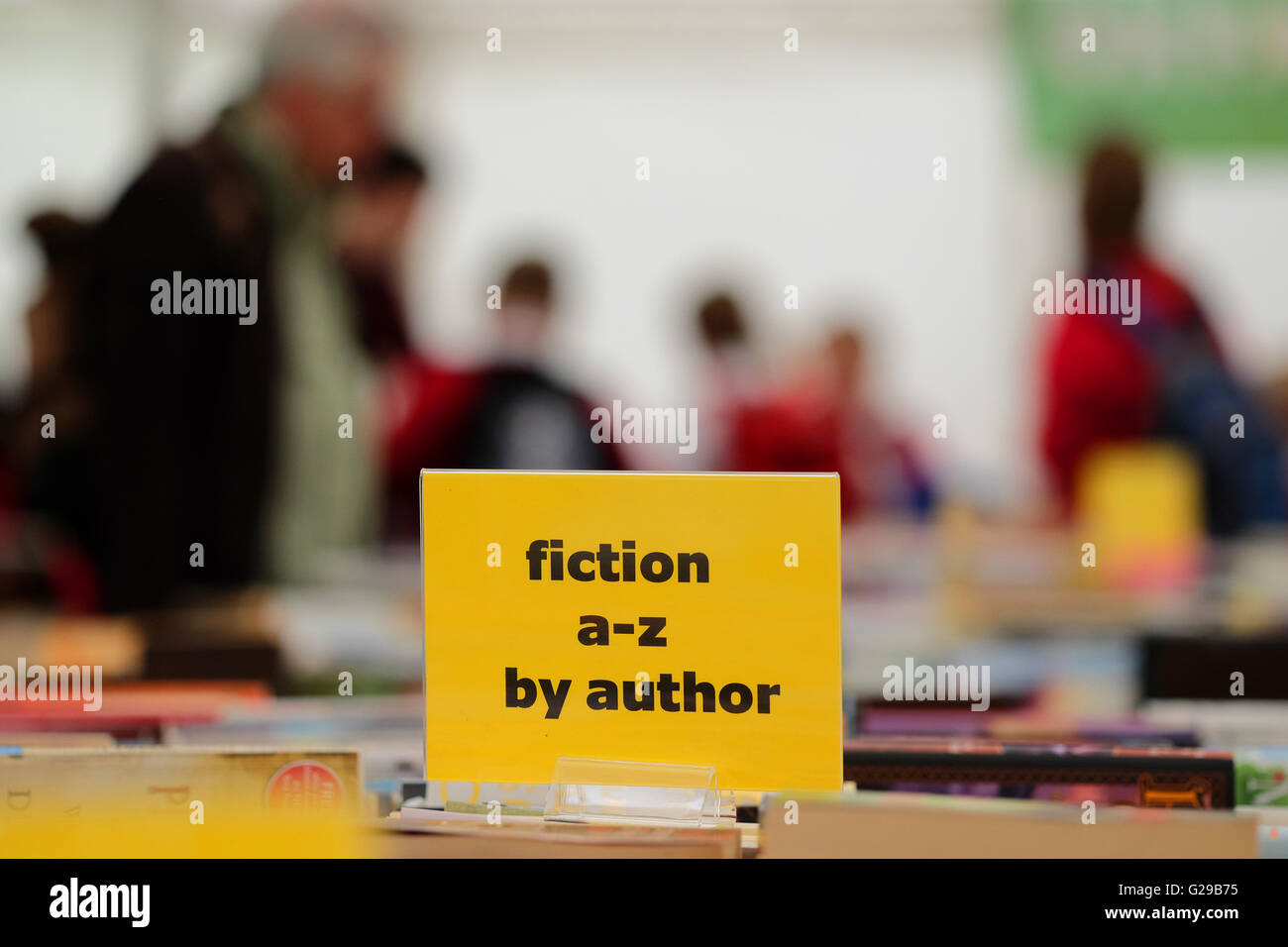 Hay-on-Wye, au Pays de Galles, Royaume-Uni. 26 mai, 2016. Jour d'ouverture pour cette années et littéraires arts festival qui se déroule jusqu'au 5 juin. Les visiteurs de naviguer sur le choix des livres d'occasion à vendre au kiosque d'Oxfam les seuls livres d'occasion sur le site du festival. Banque D'Images