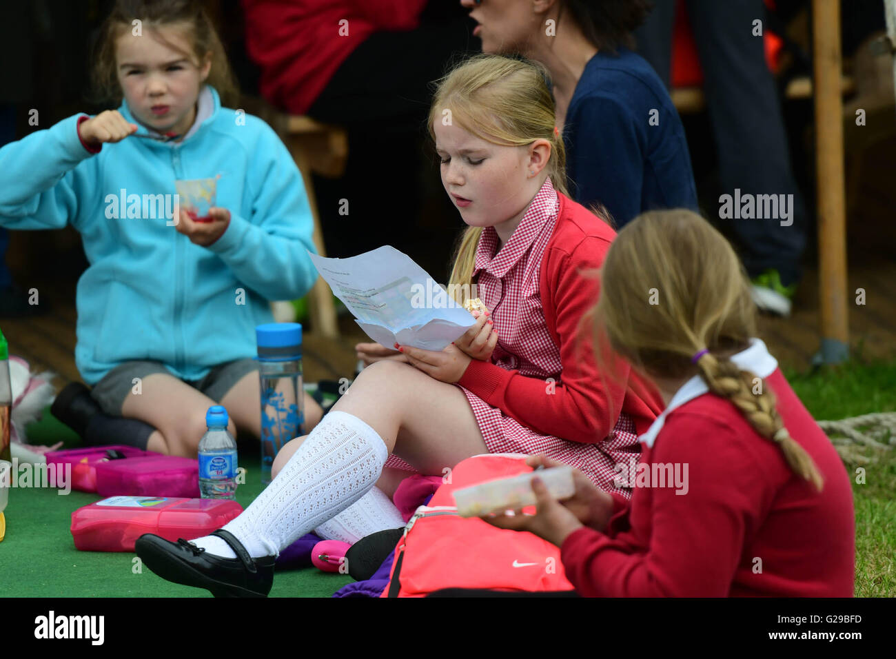 Hay-on-Wye, au Pays de Galles, Royaume-Uni. 26 mai, 2016. Schoolkids faites une pause dans les événements le jour de l'ouverture de la Hay Festival 2016. Pour les dix jours cette petite ville sur la frontière devient le Wales-England "Woodstock de l'esprit', et attire certains des mondes meilleurs écrivains, romanciers et poètes Crédit : Keith morris/Alamy Live News Banque D'Images