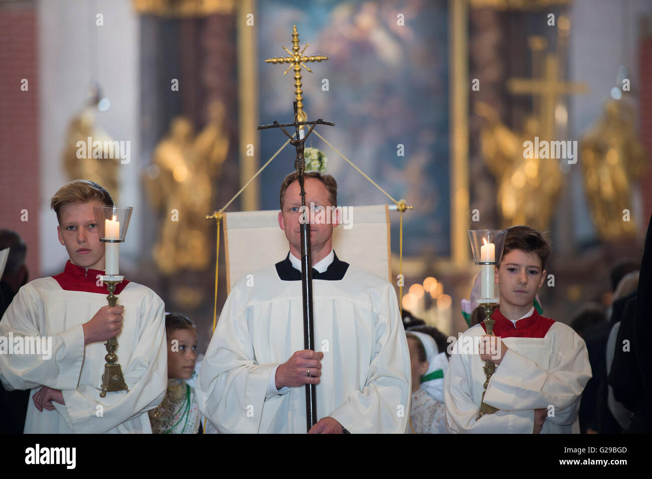 Panschwitz, Allemagne. 26 mai, 2016. Autel serveurs participant à la Procession du Corpus Christi au couvent Saint Marienstern dans Panschwitz, Allemagne, 26 mai 2016. PHOTO : Matthias Rietschel/dpa/Alamy Live News Banque D'Images