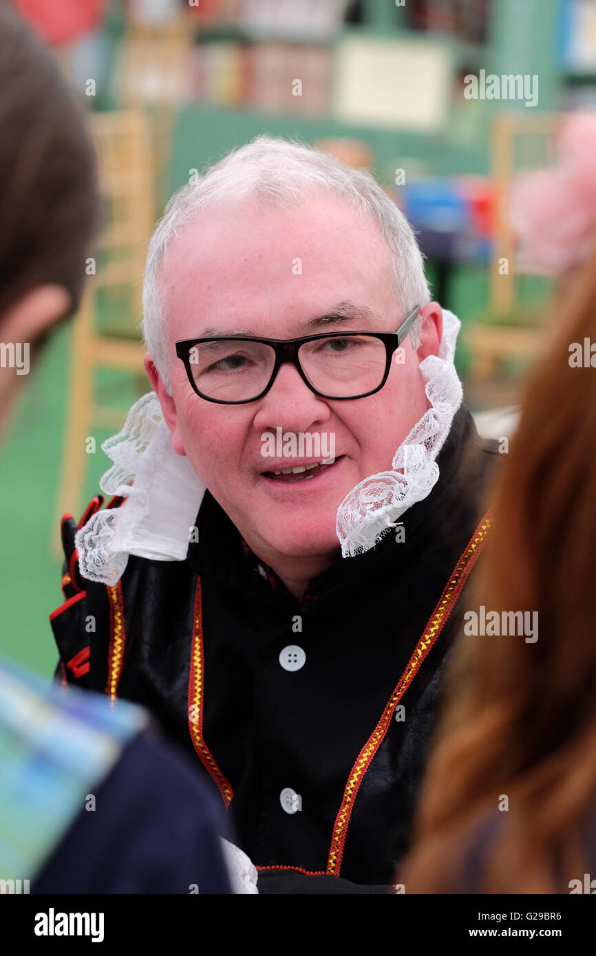 Hay Festival Hay-on-Wye, au Pays de Galles, Royaume-Uni, mai 2016. Auteur Tony signature des copies de son nouveau livre pour enfants Le garçon et le monde d'un jeune garçon orphelin qui rencontre Shakespeare au Globe Theatre. Banque D'Images