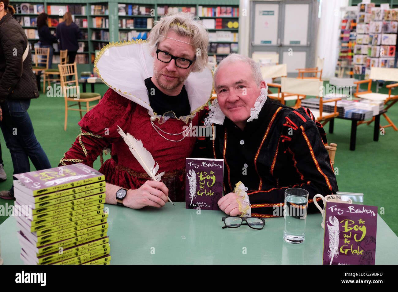 Hay Festival, Hay-on-Wye, au Pays de Galles, Royaume-Uni, mai 2016. Illustrator 'Tom Morgan-Jones' (à gauche) aux côtés d'auteur Tony de signer des copies de leur nouveau livre pour enfants Le garçon et le monde d'un jeune garçon orphelin qui rencontre Shakespeare au Globe Theatre. Banque D'Images