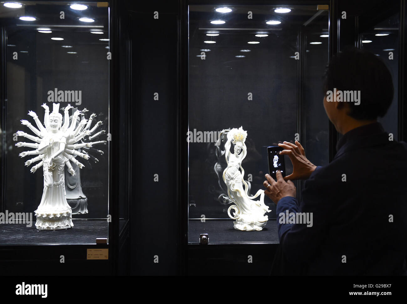 (160526) -- BEIJING, 26 mai 2016 (Xinhua) -- un visiteur prend des photos au cours d'une exposition d'art Porcelaine Dehua à Beijing, capitale de Chine, le 26 mai 2016. Dehua, connue comme l'une des bases de la chine porcelaine, bénéficie d'une longue histoire de la poterie. L'exposition est une activité de culture forum sino-françaises. (Xinhua/Luo Xiaoguang) (mcg) Banque D'Images