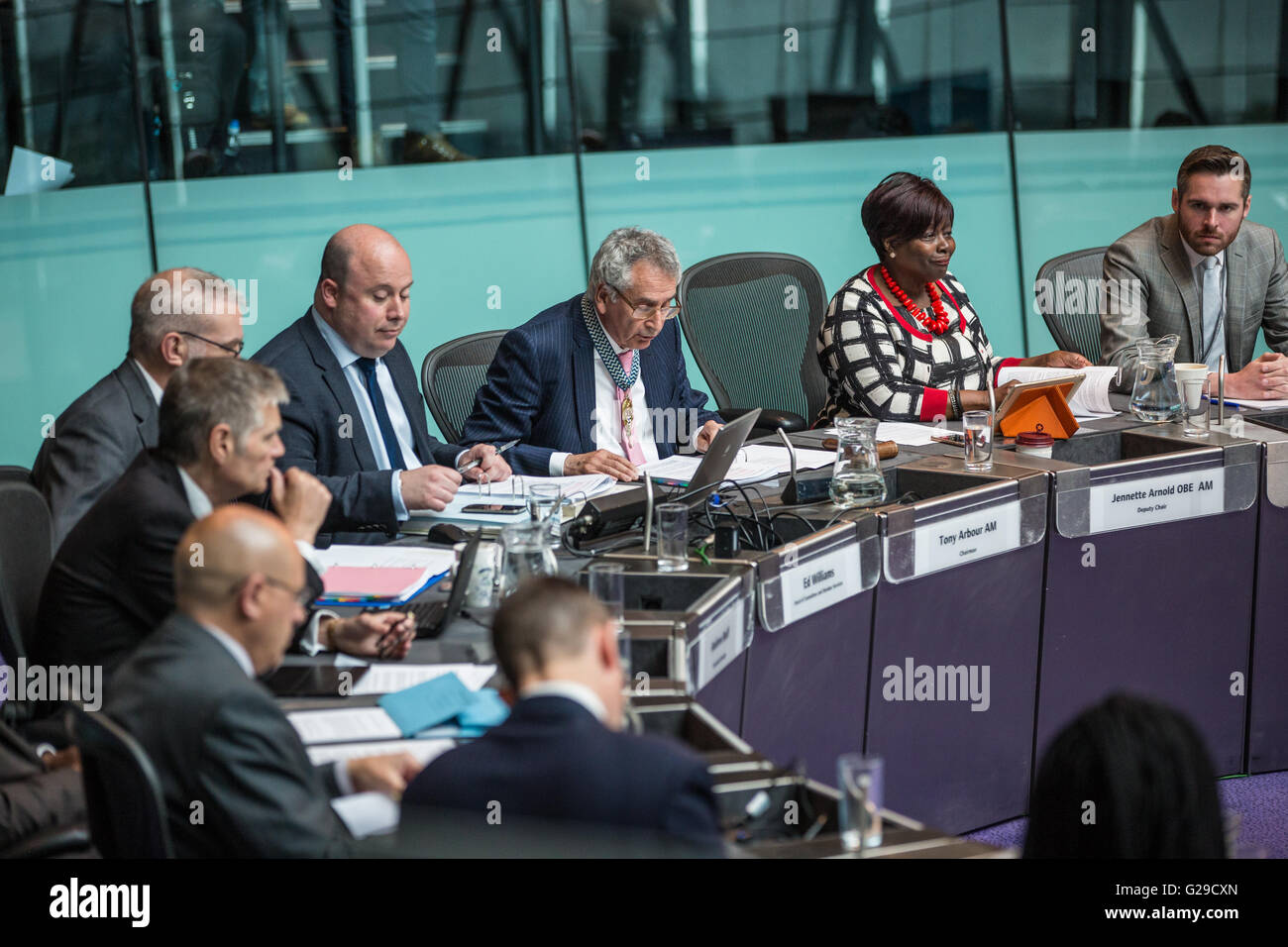 Londres, Royaume-Uni. 25 mai, 2016. Les membres de l'Assemblée de Londres Tom Copley, Jennette Arnold OBE et Ed Williams avec le président Tony Arbour à la première question du maire de temps Sadiq Khan à l'Hôtel de Ville La Mairie de maire de Londres. Credit : Mark Kerrison/Alamy Live News Banque D'Images