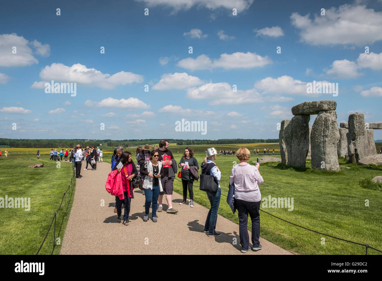 Stonehenge, Wiltshire, Royaume-Uni. 26 mai, 2016. Une magnifique journée à Stonehenge attire beaucoup de visiteurs. Crédit : Paul Chambers/Alamy Live News Banque D'Images