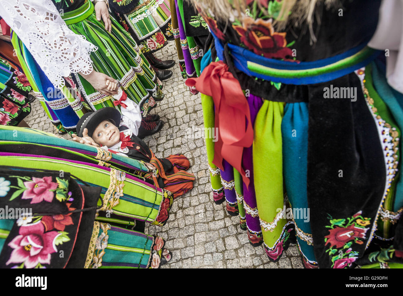 Lowicz, Lodzkie, Pologne. 26 mai, 2016. Enfant en costumes traditionnels polonais au cours de la fête du Corpus Christi, (Boze Cialo), dans la région de Lowicz, Pologne. © Celestino Arce/ZUMA/Alamy Fil Live News Banque D'Images