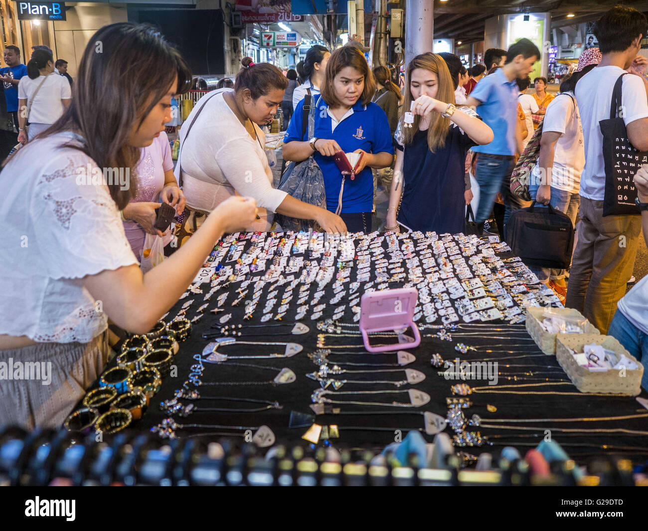 26 mai 2016 - Bangkok, Bangkok, Thaïlande - Thai Boutique bijoux fantaisie  pour les femmes dans le marché de nuit de Silom Road. Le marché de nuit de  Silom Road, près de