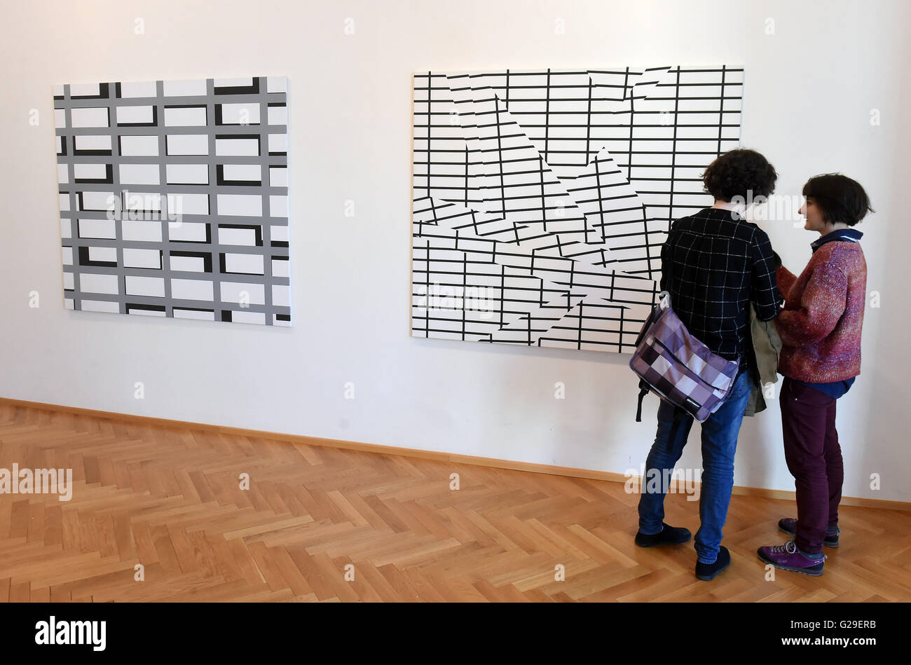 Exposition des oeuvres de l'artiste autrichien d'origine italienne Esther Stocker commence à Ostrava, en République tchèque, le 26 mai 2016. L'exposition est présentée jusqu'au 15 juillet. (Photo/CTK Jaroslav Ozana) Banque D'Images
