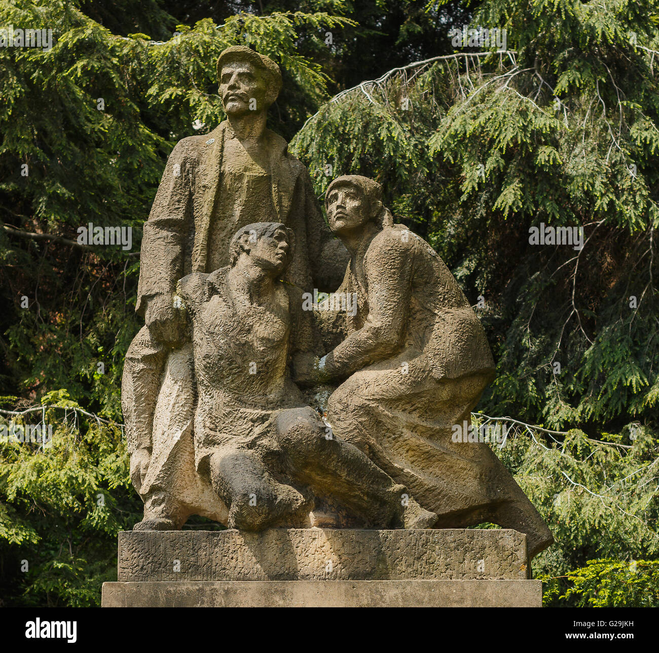 Sculpture de trois personnages, deux hommes et une jeune femme plus âgée et Banque D'Images