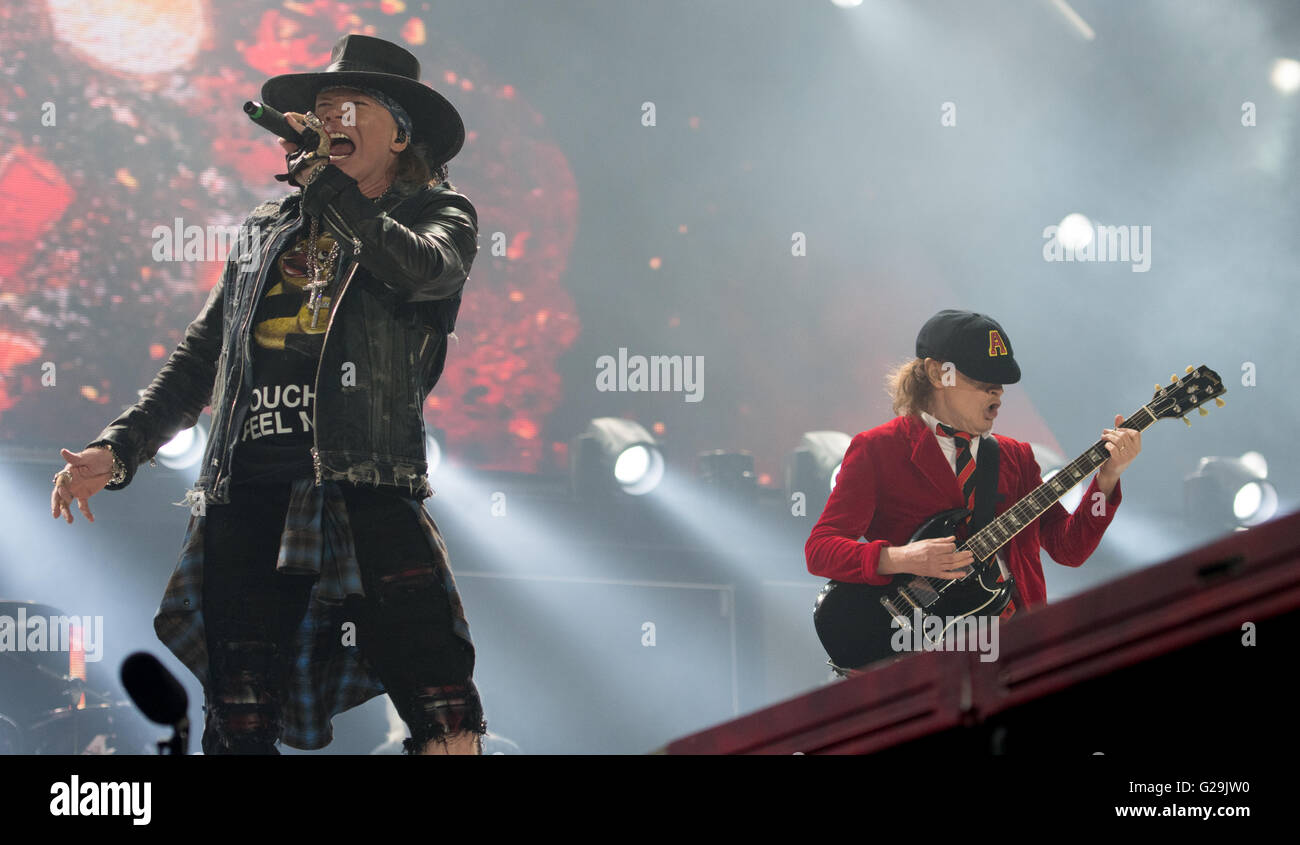 Hambourg, Allemagne. 26 mai, 2016. Axl Rose (L), nouvelle chanteuse de AC/DC et le guitariste Angus Young performer à Volksparkarena à Hambourg, Allemagne, 26 mai 2016. Le groupe joue un total de trois salons en Allemagne. Photo : Axel Heimken/dpa/Alamy Live News Banque D'Images