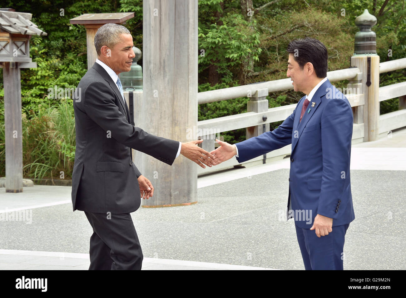 Président américain Barack Obama est accueillie par le Premier ministre japonais Shinzo Abe au début de sommet du G7 à l'Ise Jingu 26 mai 2016 à Ise, le Japon. Ise Jingu est le plus important lieu de culte de la religion Shinto indigène du Japon. Banque D'Images