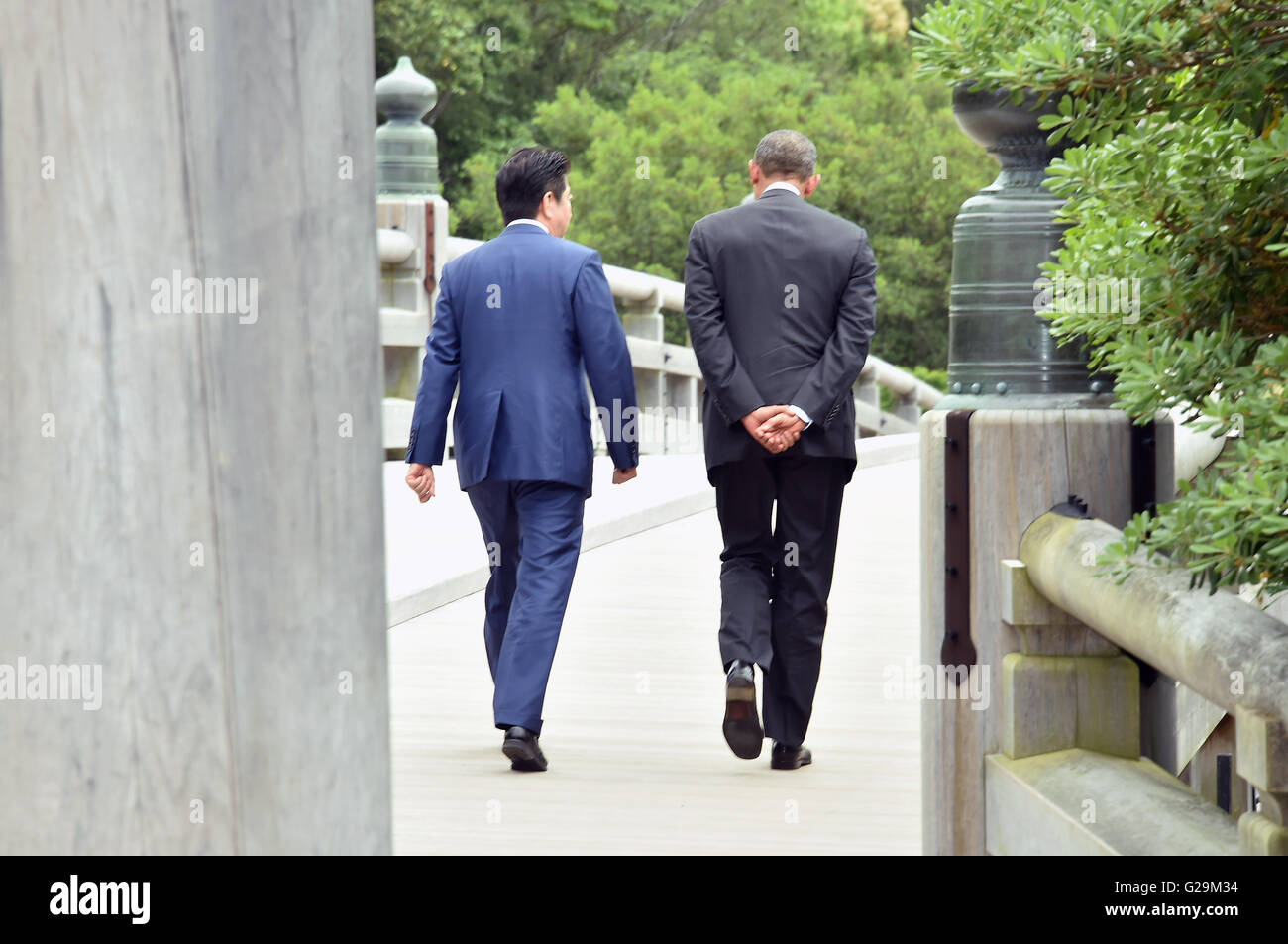 Président américain Barack Obama est escorté par le Premier ministre japonais Shinzo Abe à travers le pont Ujibashi pendant le Sommet du G7 à l'Ise Jingu 26 mai 2016 à Ise, le Japon. Ise Jingu est le plus important lieu de culte de la religion Shinto indigène du Japon. Banque D'Images