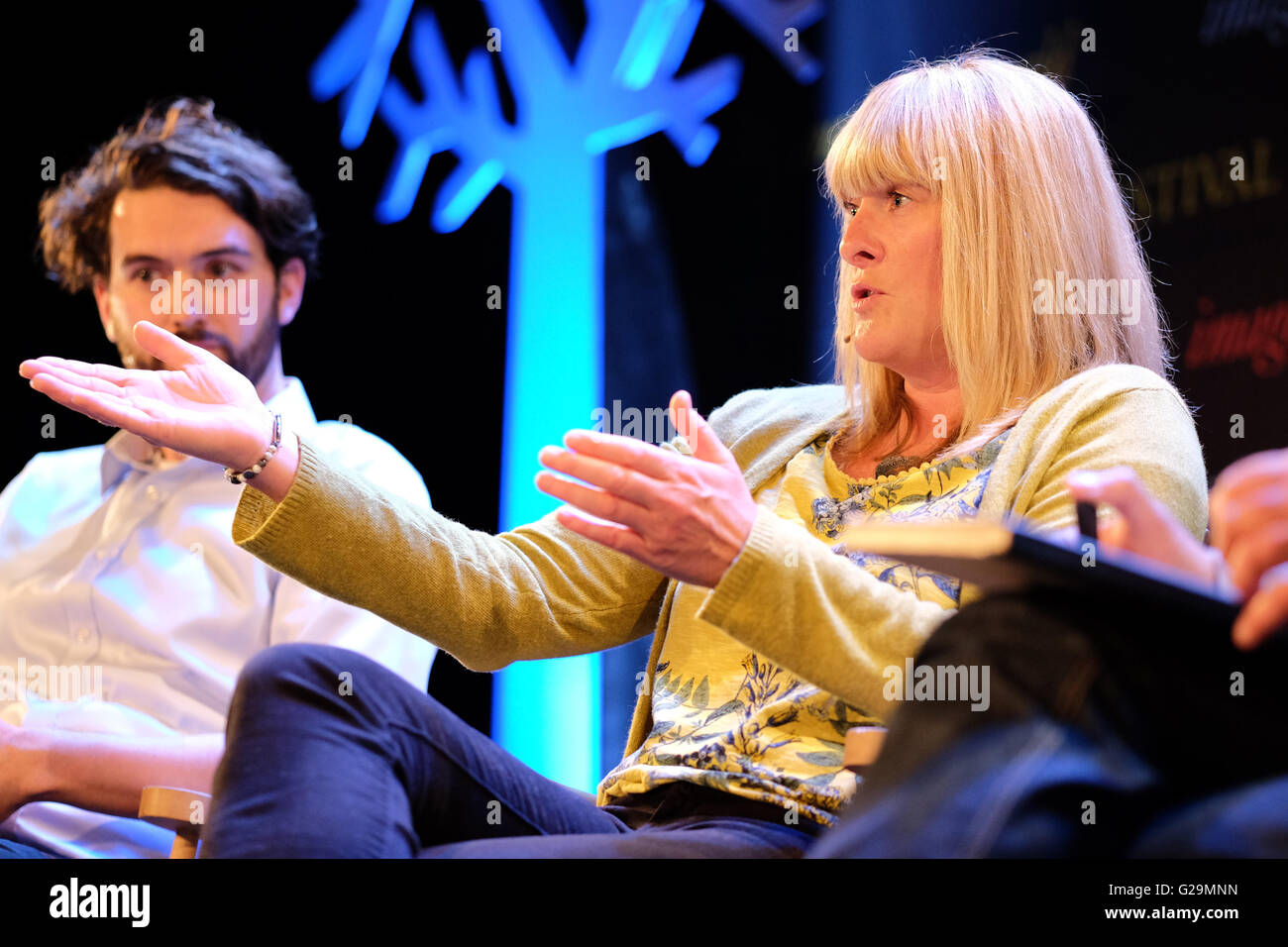 Hay Festival, Hay-on-Wye, au Pays de Galles, Royaume-Uni, mai 2016. Tracey Evans, chef de la direction de la société de plein air aventures en parlant de la santé ayant trait à la santé mentale et le temps actif à l'extérieur. Banque D'Images
