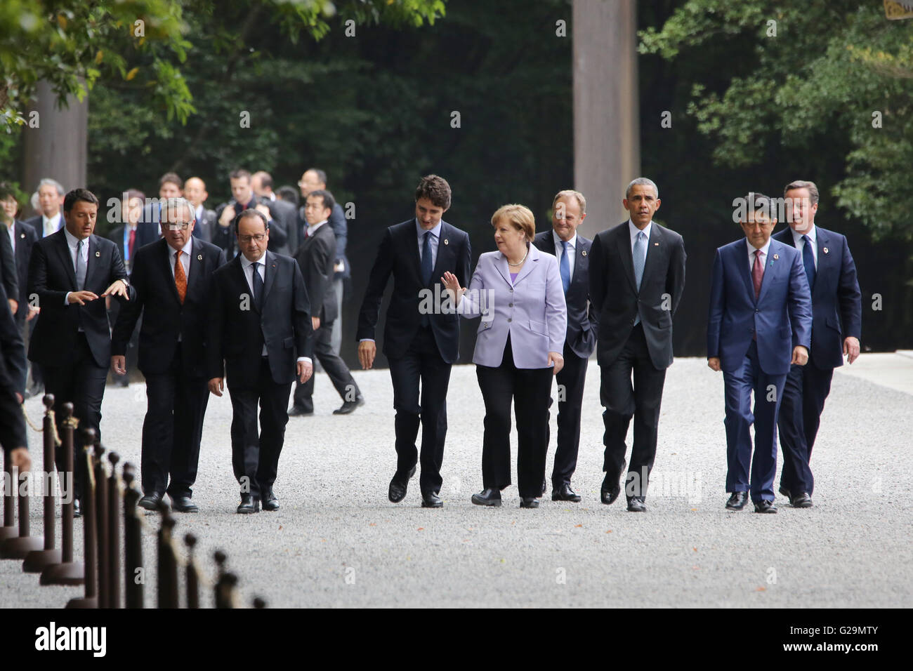 Ise, le Japon. 26 mai, 2016. Les dirigeants du monde au Sommet du G7 de prendre une promenade à travers l'Ise Jingu motif 26 mai 2016 dans l'Ise, le Japon. De gauche à droite : le premier ministre Italien Matteo Renzi, le président de la Commission européenne, Jean-Claude Juncker, le Président français François Hollande, le premier ministre du Canada, Justin Trudeau, la chancelière allemande Angela Merkel, le président du Conseil européen, Donald Tusk, le président américain, Barack Obama, le Premier ministre japonais Shinzo Abe et le Premier ministre britannique David Cameron. Credit : Planetpix/Alamy Live News Banque D'Images