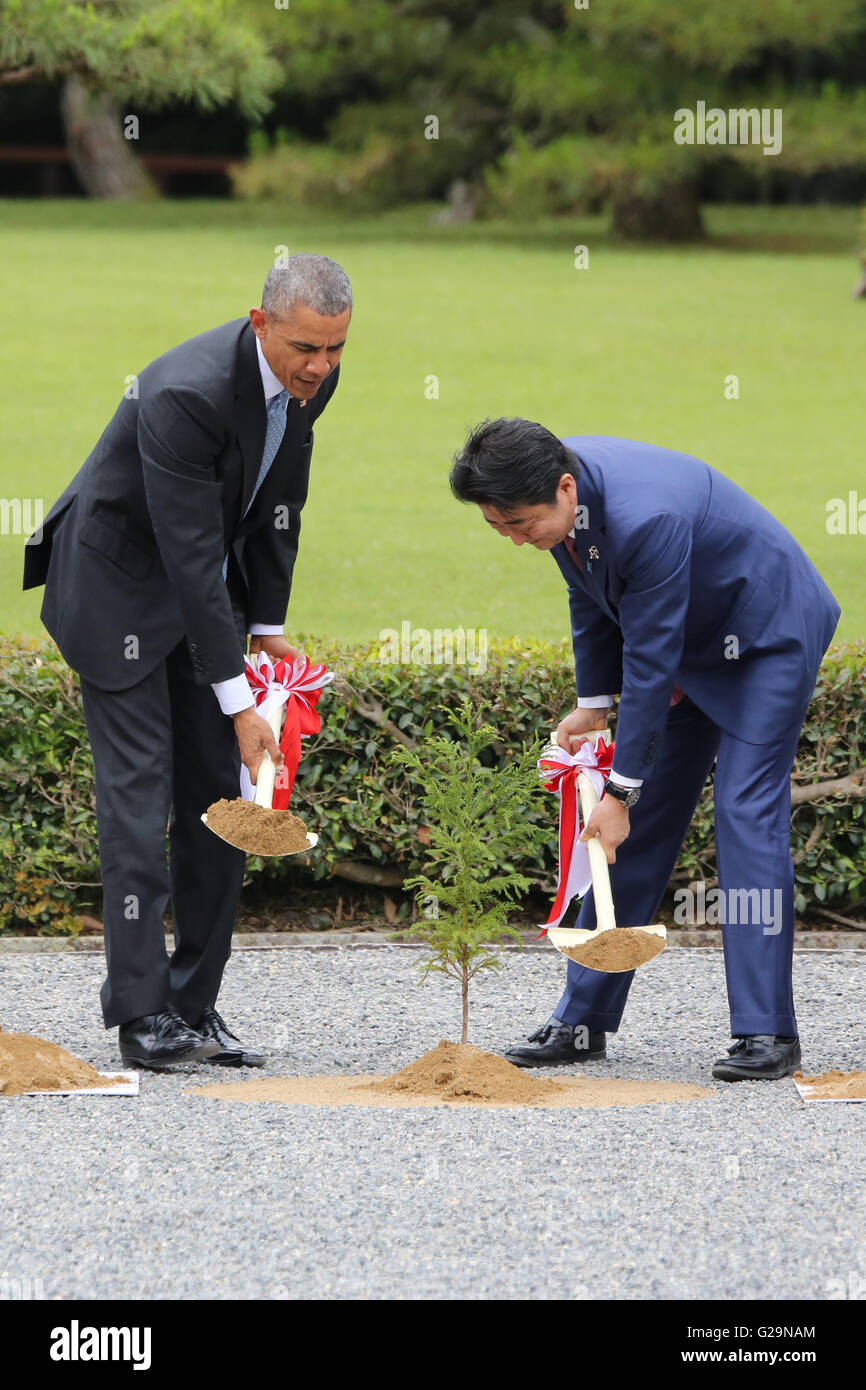 Président américain Barack Obama rejoint le premier ministre japonais Shinzo Abe en plantant un arbre avec les dirigeants du monde au Sommet du G7 en l'honneur de leur visite au sanctuaire Shinto d'Ise Jingu, le 26 mai 2016 à Ise, le Japon. Banque D'Images