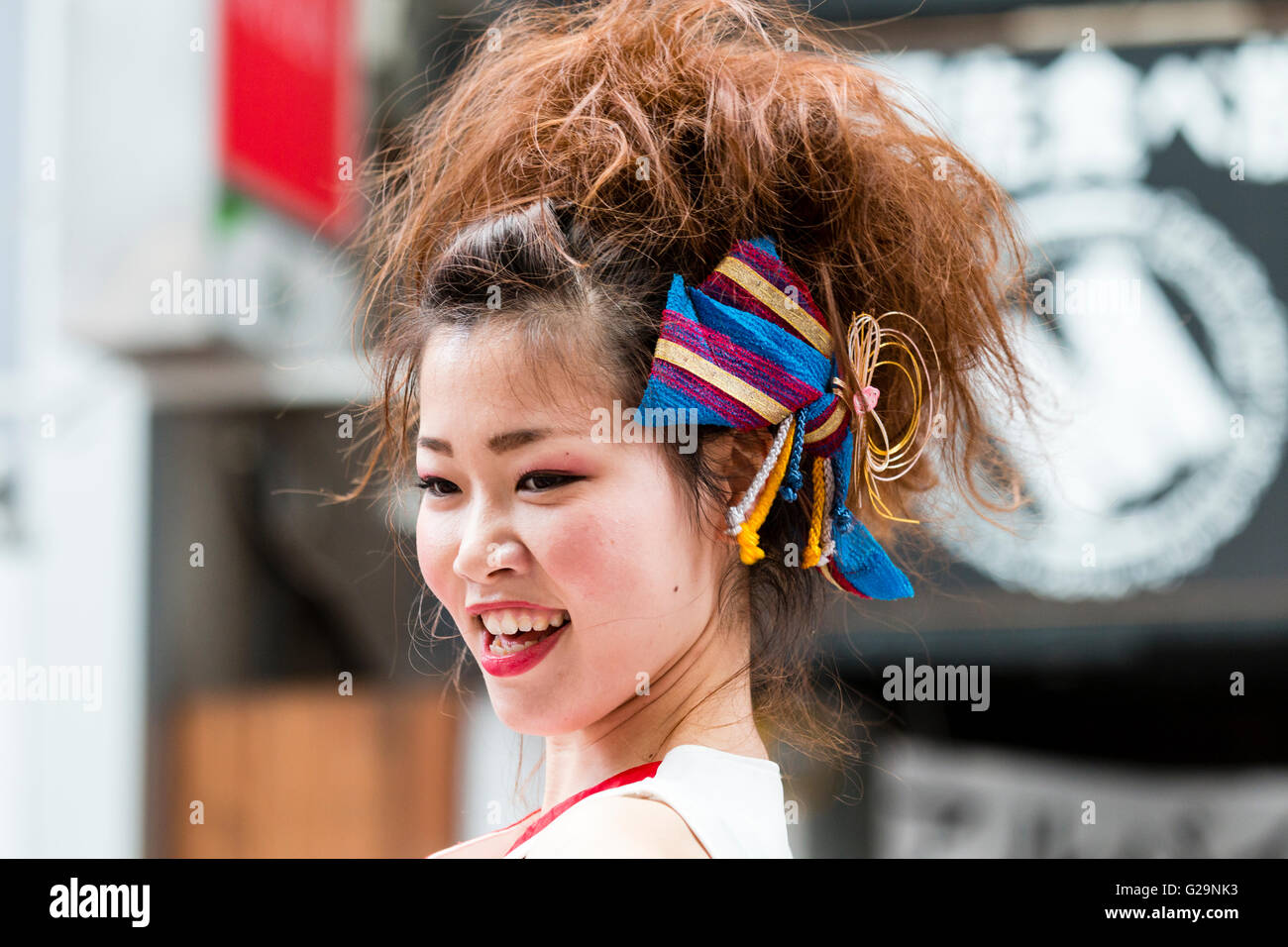 Le Japon, Kumamoto. Festival Danse Yosakoi Hinokuni. Visage coup de jeune femme danseuse, avec la perruque sur les cheveux normaux et l'arc sur le côté de la tête. Banque D'Images