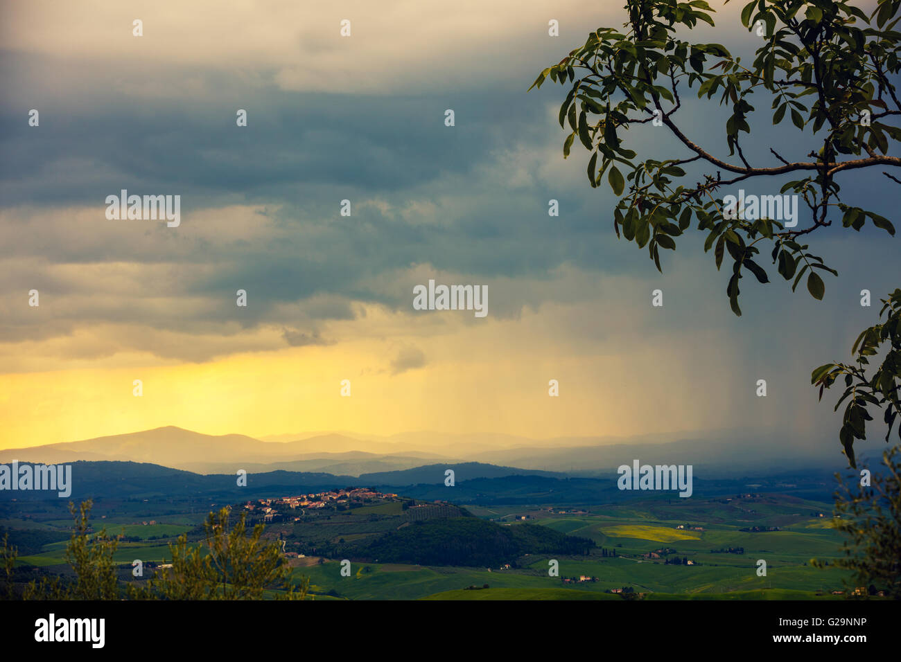 En cas de tempête vallée toscane, italie Banque D'Images