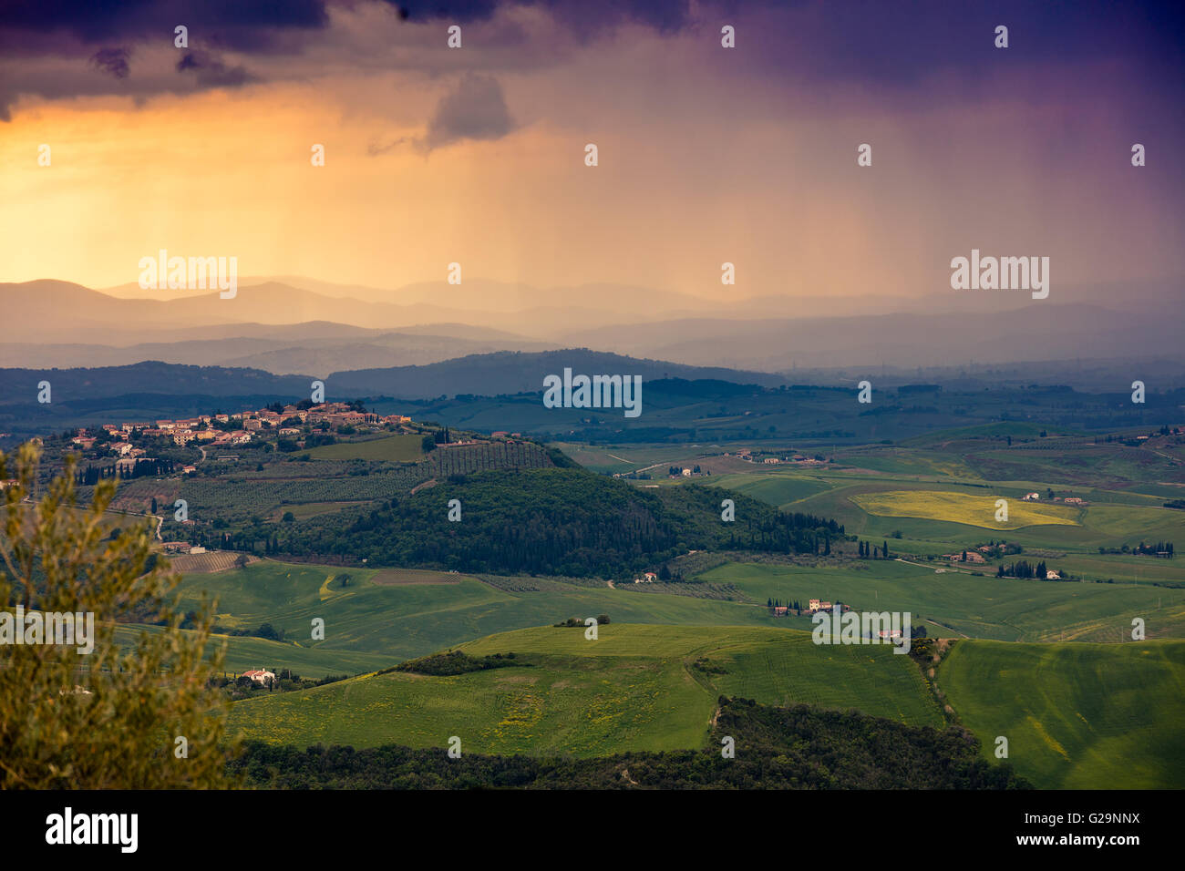 Vallée de la Toscane en pleine tempête au coucher du soleil, de l'Italie Banque D'Images