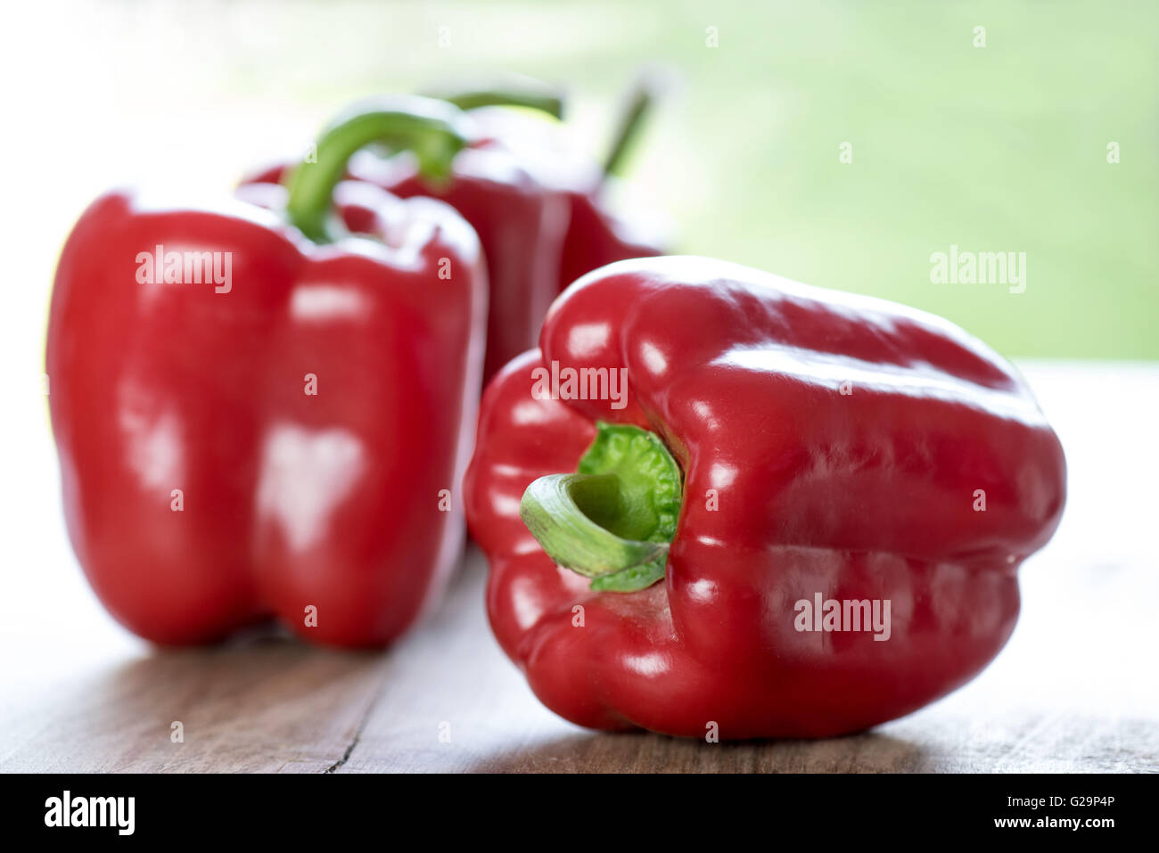 Poivrons rouges sur une table en bois. Close up. Banque D'Images
