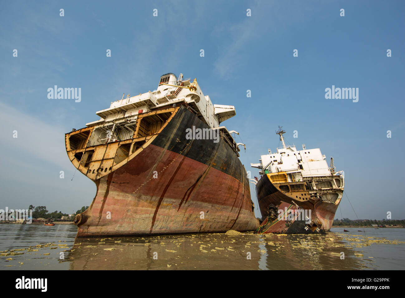 Conséquemment, des navires de l'océan dans un chantier de démolition de navires dans la région de Chittagong, Bangladesh Banque D'Images