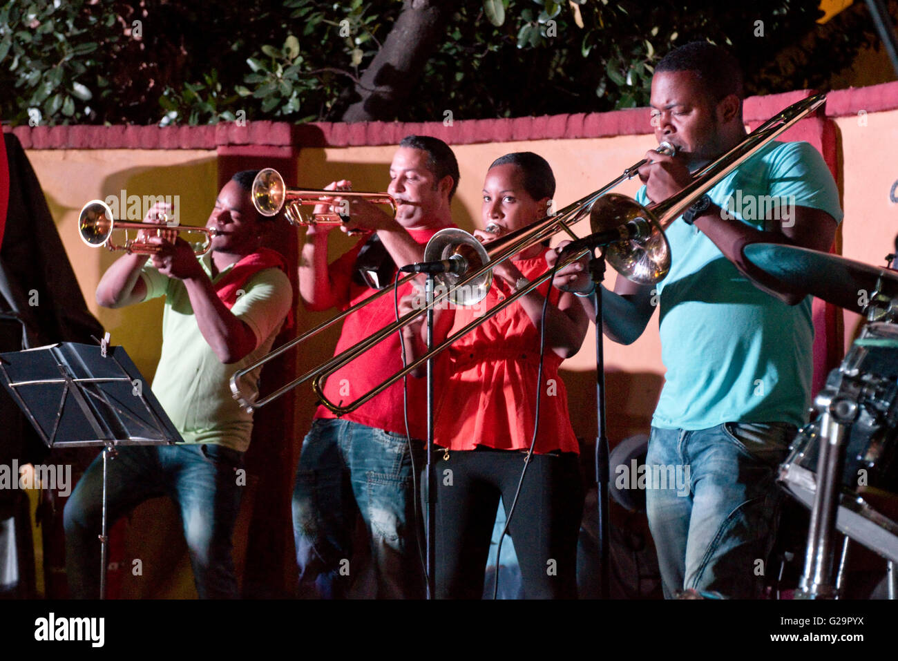 Des musiciens jouant de la musique salsa cubaine pour les habitants et les touristes à la Casa de la Músíca à Trinidad, Cuba. Banque D'Images