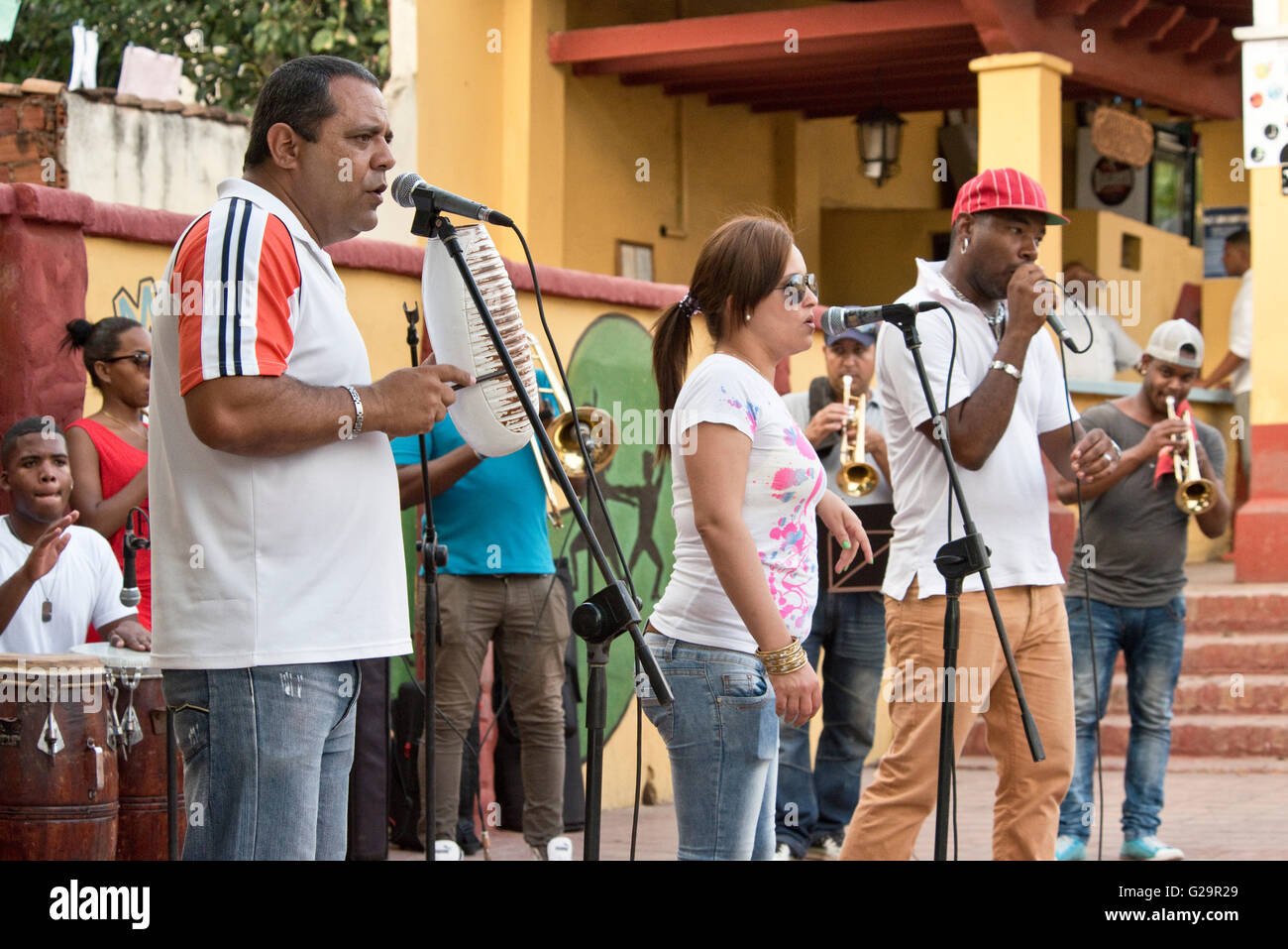 Musiciens cubains dans un groupe jouer et chanter la salsa pour les habitants et les touristes à la Casa de la Músíca à Trinidad, Cuba. Banque D'Images