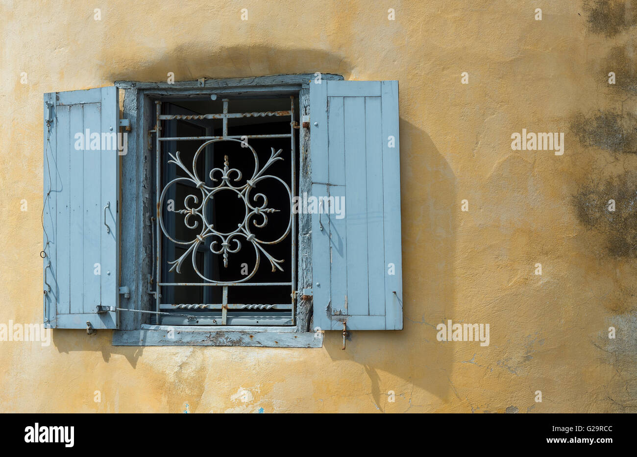 Fenêtre fer bleu sur un mur en stuc usés. Mobilier de style européen. Banque D'Images