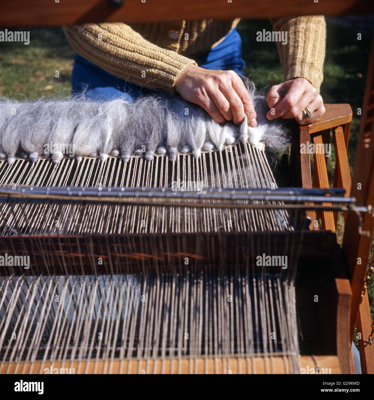 Femme tissant des poils de chien sur métier à tisser portable Banque D'Images