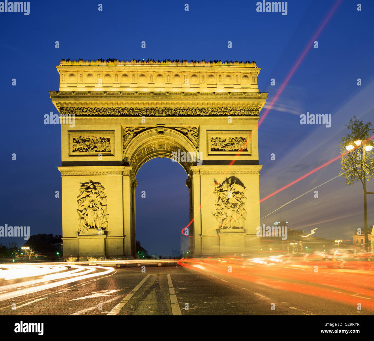 Arc de Triomphe à Paris au crépuscule, Paris, France Banque D'Images