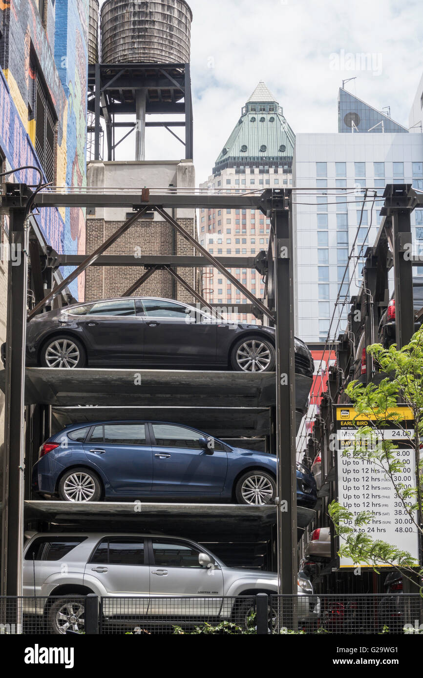 La structure de stationnement de plusieurs étages, NYC Banque D'Images