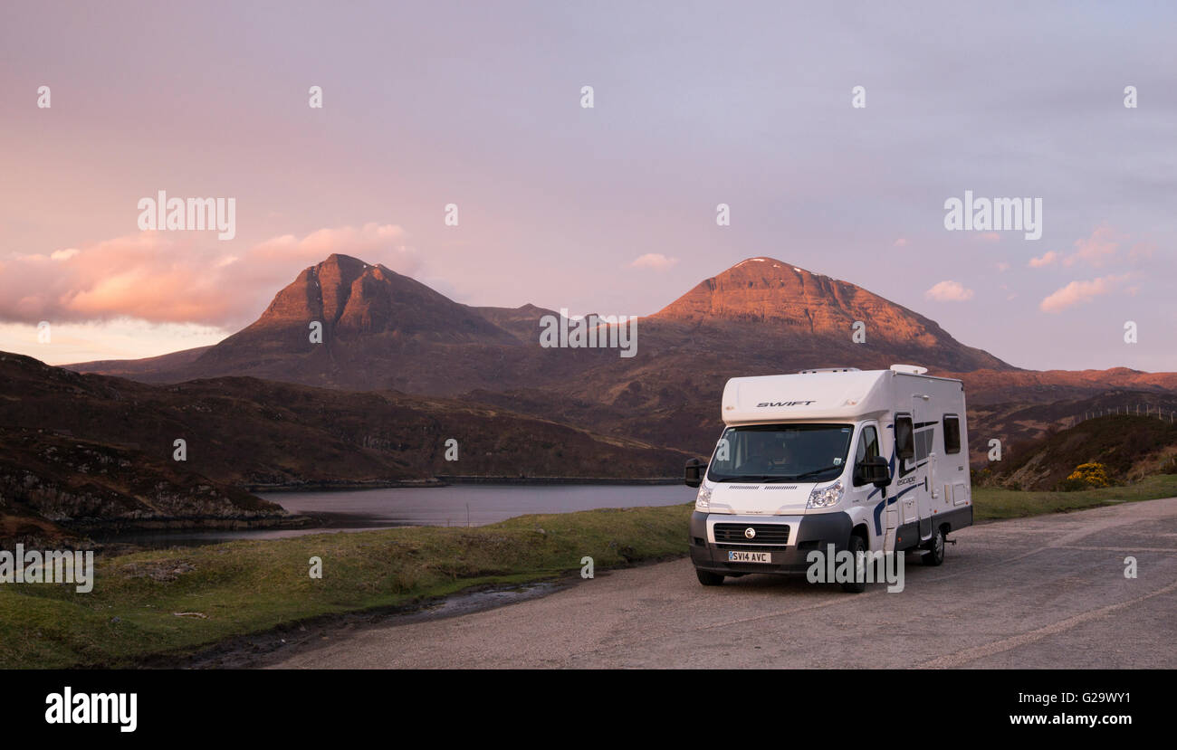 Camping stationné jusqu'à tôt le matin, la lumière à la traversée du pont, Kylesku Loch a' Chàirn à Sutherland Ecosse UK Banque D'Images