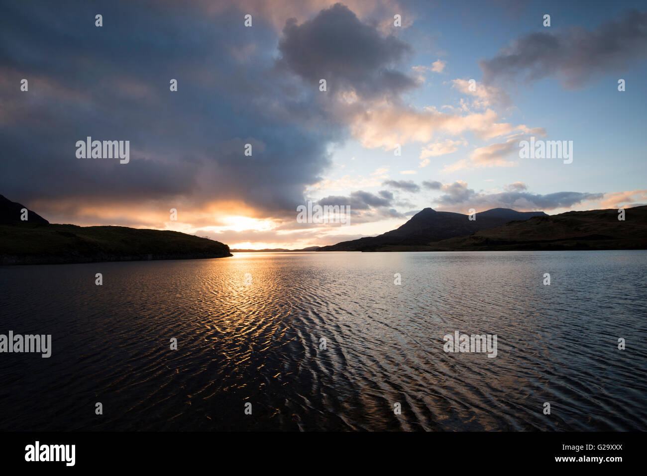 Coucher de soleil sur le Loch Assynt à Sutherland Scotland UK Banque D'Images