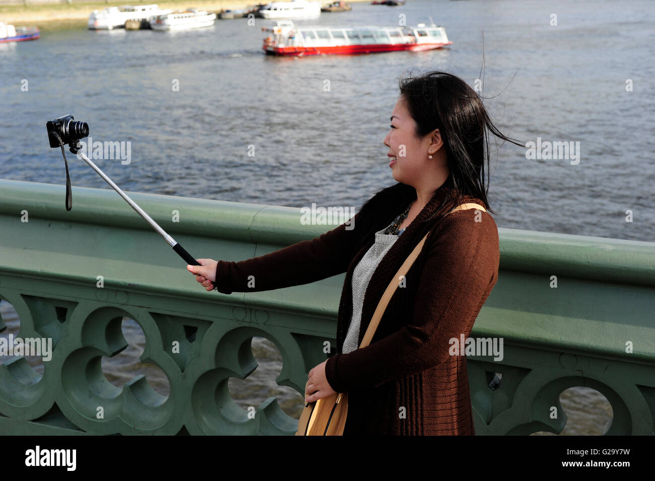 Grande Bretagne, Londres, touriste avec appareil photo et selfies bâton à tamise Banque D'Images